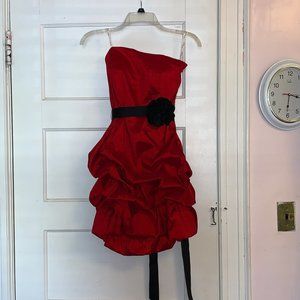 Junior's Strapless Red Dress